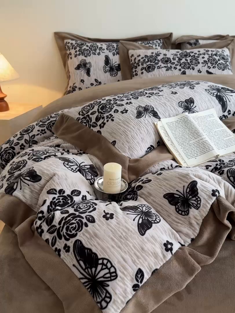 91家纺网 家纺一手货源 找家纺 九花鹿 2025新款宽边雕花绒牛奶绒四件套 宽边雕花-蝶舞