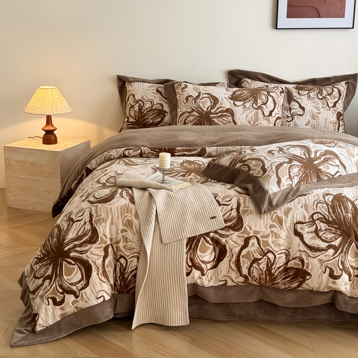 91家纺网 家纺一手货源 找家纺 九花鹿 2025新款宽边雕花绒牛奶绒四件套 宽边雕花-花慕里(奶茶棕）