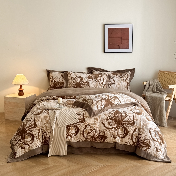 91家纺网 家纺一手货源 找家纺 九花鹿 2025新款宽边雕花绒牛奶绒四件套 宽边雕花-花慕里(奶茶棕）