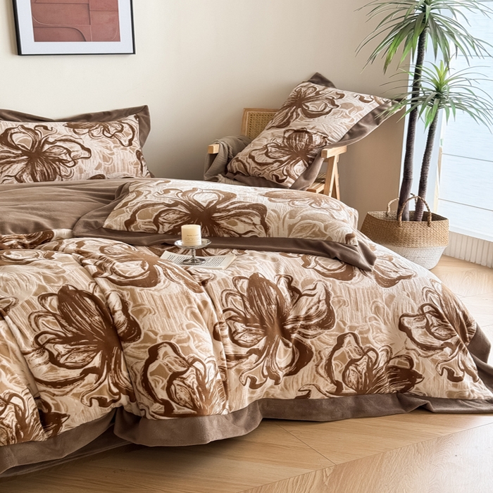 91家纺网 家纺一手货源 找家纺 九花鹿 2025新款宽边雕花绒牛奶绒四件套 宽边雕花-花慕里(奶茶棕）