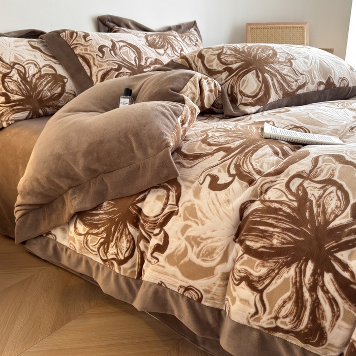 91家纺网 家纺一手货源 找家纺 九花鹿 2025新款宽边雕花绒牛奶绒四件套 宽边雕花-花慕里(奶茶棕）