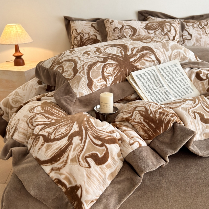 91家纺网 家纺一手货源 找家纺 九花鹿 2025新款宽边雕花绒牛奶绒四件套 宽边雕花-花慕里(奶茶棕）