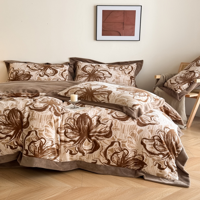 91家纺网 家纺一手货源 找家纺 九花鹿 2025新款宽边雕花绒牛奶绒四件套 宽边雕花-花慕里(奶茶棕）