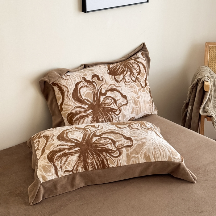 91家纺网 家纺一手货源 找家纺 九花鹿 2025新款宽边雕花绒牛奶绒四件套 宽边雕花-花慕里(奶茶棕）