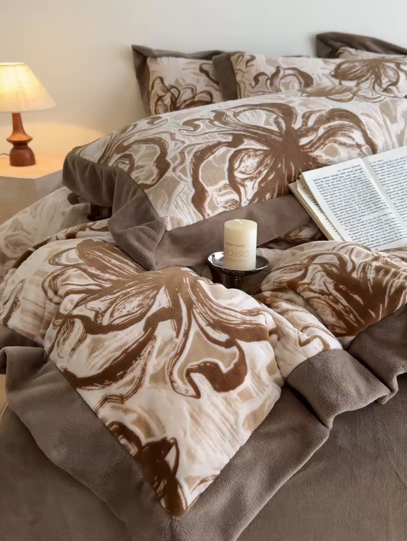 91家纺网 家纺一手货源 找家纺 九花鹿 2025新款宽边雕花绒牛奶绒四件套 宽边雕花-花慕里(奶茶棕）