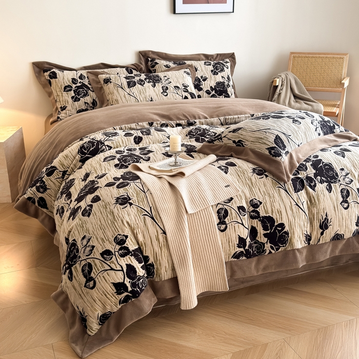 91家纺网 家纺一手货源 找家纺 九花鹿 2025新款宽边雕花绒牛奶绒四件套 宽边雕花-花棠(咖）