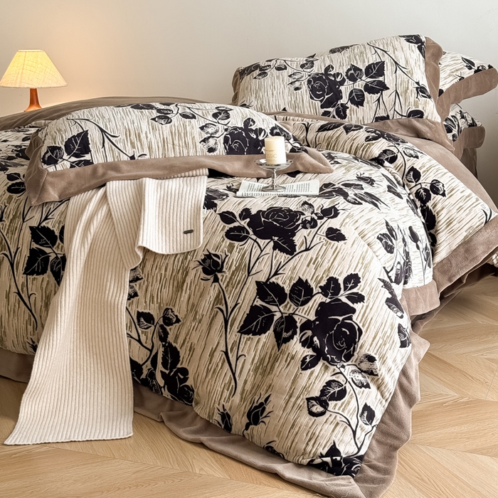 91家纺网 家纺一手货源 找家纺 九花鹿 2025新款宽边雕花绒牛奶绒四件套 宽边雕花-花棠(咖）