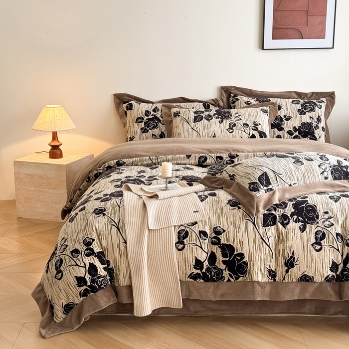 91家纺网 家纺一手货源 找家纺 九花鹿 2025新款宽边雕花绒牛奶绒四件套 宽边雕花-花棠(咖）