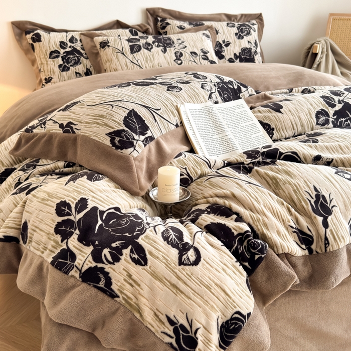 91家纺网 家纺一手货源 找家纺 九花鹿 2025新款宽边雕花绒牛奶绒四件套 宽边雕花-花棠(咖）