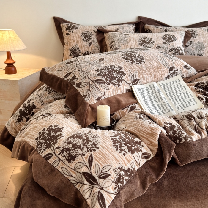 91家纺网 家纺一手货源 找家纺 九花鹿 2025新款宽边雕花绒牛奶绒四件套 宽边雕花-琉璃花