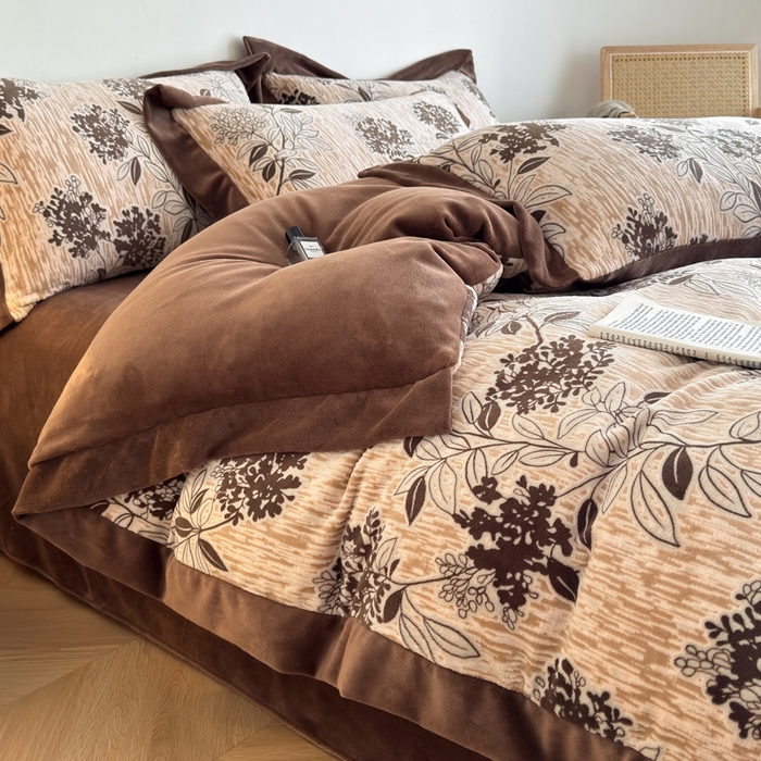 91家纺网 家纺一手货源 找家纺 九花鹿 2025新款宽边雕花绒牛奶绒四件套 宽边雕花-琉璃花