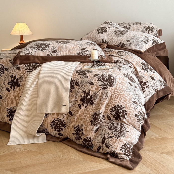 91家纺网 家纺一手货源 找家纺 九花鹿 2025新款宽边雕花绒牛奶绒四件套 宽边雕花-琉璃花