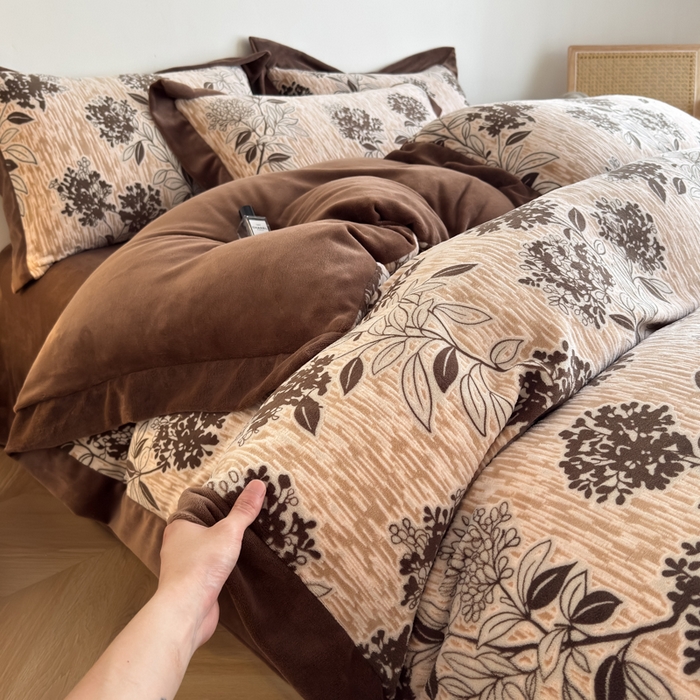 91家纺网 家纺一手货源 找家纺 九花鹿 2025新款宽边雕花绒牛奶绒四件套 宽边雕花-琉璃花