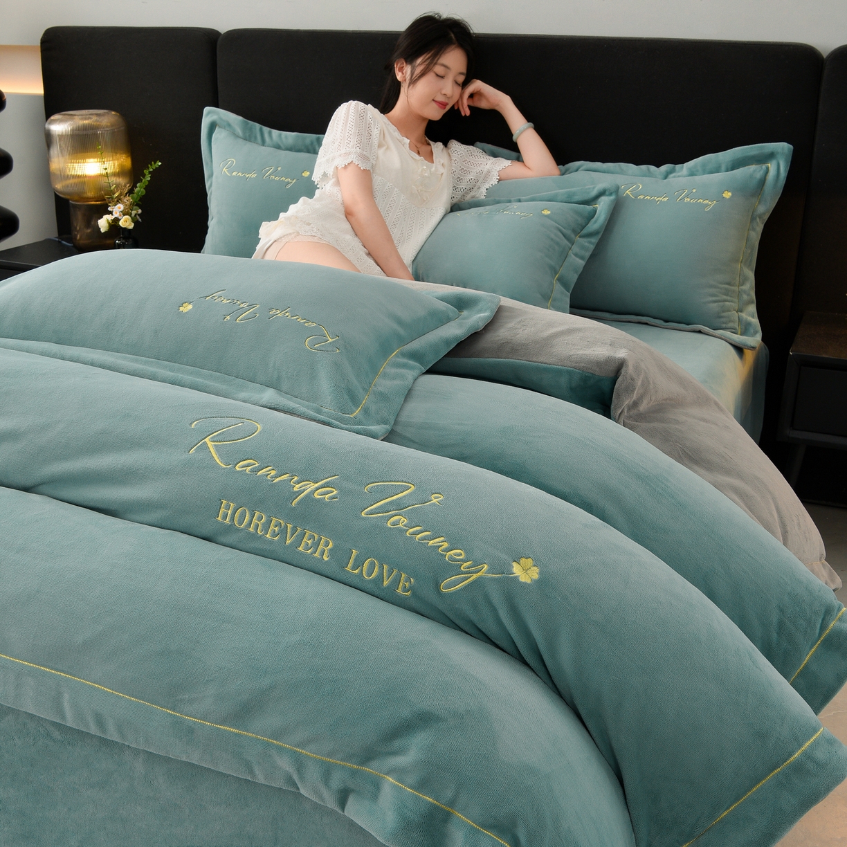 91家纺网 家纺一手货源 找家纺 （总）湘雪家居  2025新款高克重纯色一字绣刺绣牛奶绒床单款床盖款四件套 提供买家秀