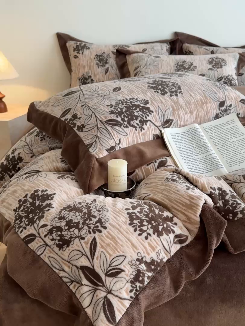 91家纺网 家纺一手货源 找家纺 九花鹿 2025新款宽边雕花绒牛奶绒四件套 宽边雕花-琉璃花