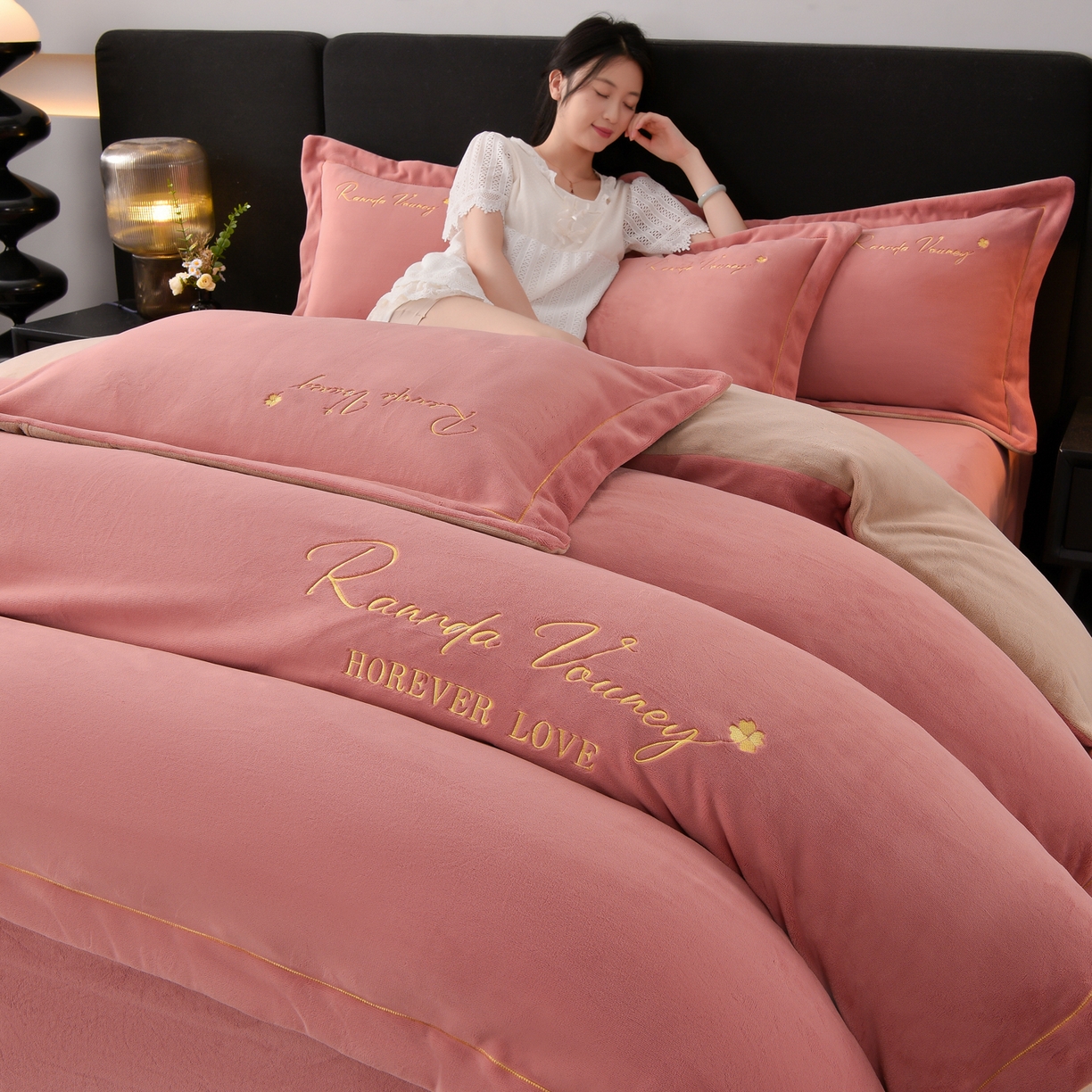 91家纺网 家纺一手货源 找家纺 （总）湘雪家居  2025新款高克重纯色一字绣刺绣牛奶绒床单款床盖款四件套 提供买家秀