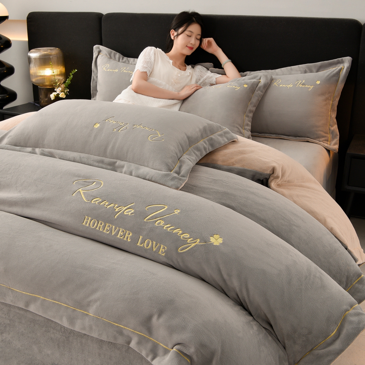 91家纺网 家纺一手货源 找家纺 （总）湘雪家居  2025新款高克重纯色一字绣刺绣牛奶绒床单款床盖款四件套 提供买家秀