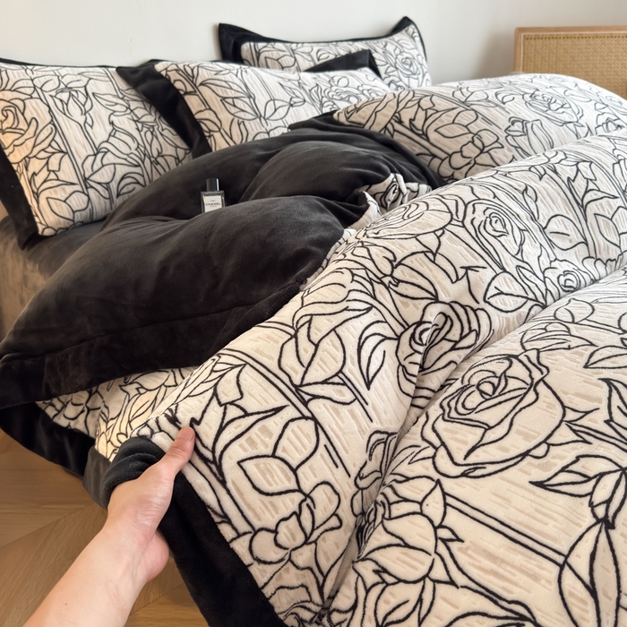 91家纺网 家纺一手货源 找家纺 九花鹿 2025新款宽边雕花绒牛奶绒四件套 宽边雕花-玫瑰