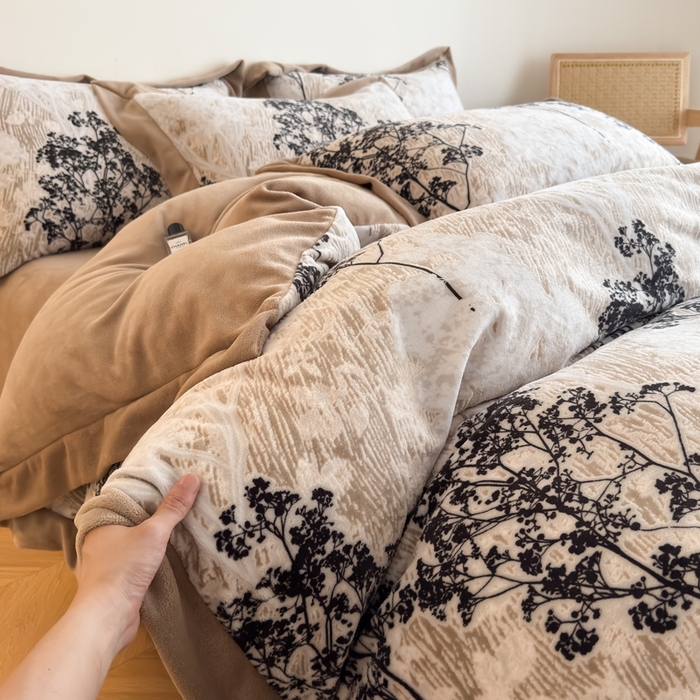 91家纺网 家纺一手货源 找家纺 九花鹿 2025新款宽边雕花绒牛奶绒四件套 宽边雕花-秘境