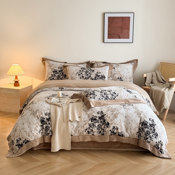 91家纺网 家纺一手货源 找家纺 九花鹿 2025新款宽边雕花绒牛奶绒四件套 宽边雕花-秘境