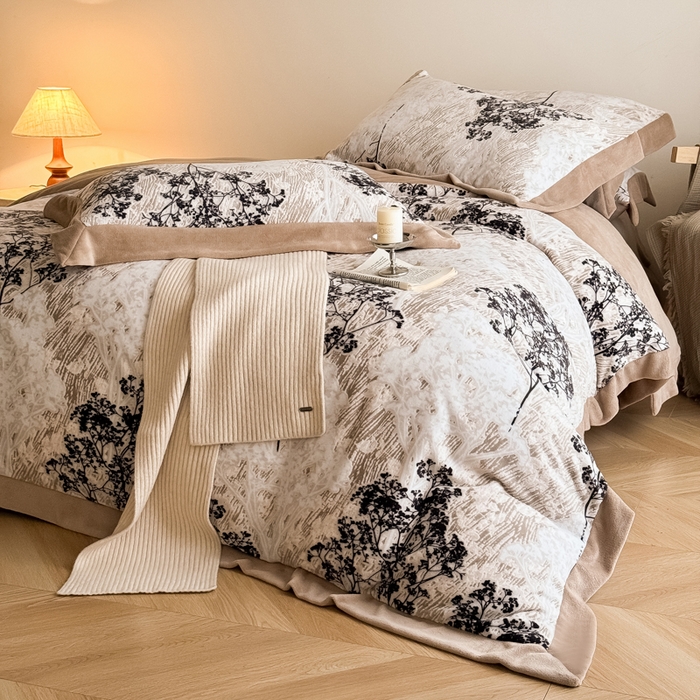 91家纺网 家纺一手货源 找家纺 九花鹿 2025新款宽边雕花绒牛奶绒四件套 宽边雕花-秘境