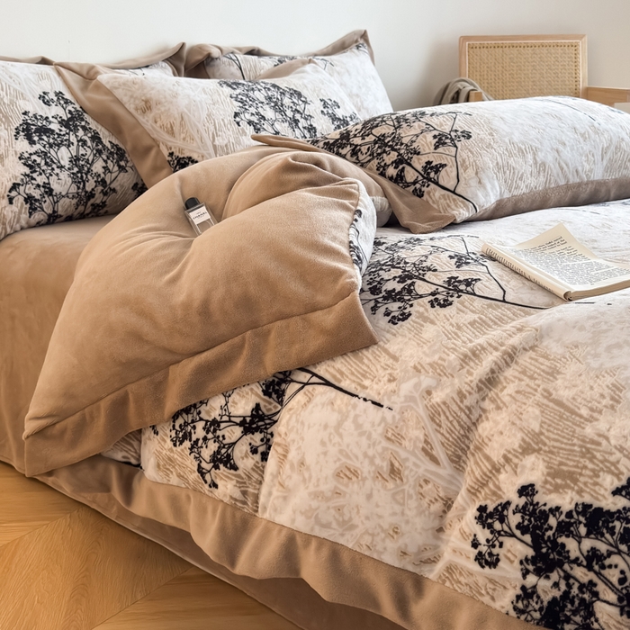 91家纺网 家纺一手货源 找家纺 九花鹿 2025新款宽边雕花绒牛奶绒四件套 宽边雕花-秘境