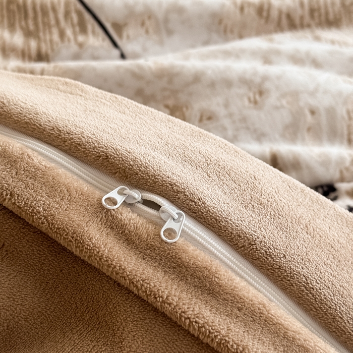 91家纺网 家纺一手货源 找家纺 九花鹿 2025新款宽边雕花绒牛奶绒四件套 宽边雕花-秘境