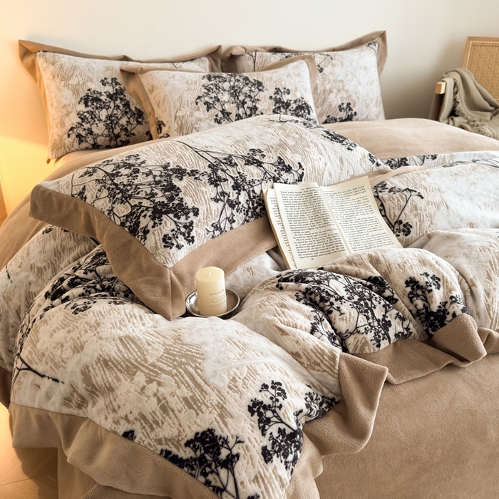 91家纺网 家纺一手货源 找家纺 九花鹿 2025新款宽边雕花绒牛奶绒四件套 宽边雕花-秘境