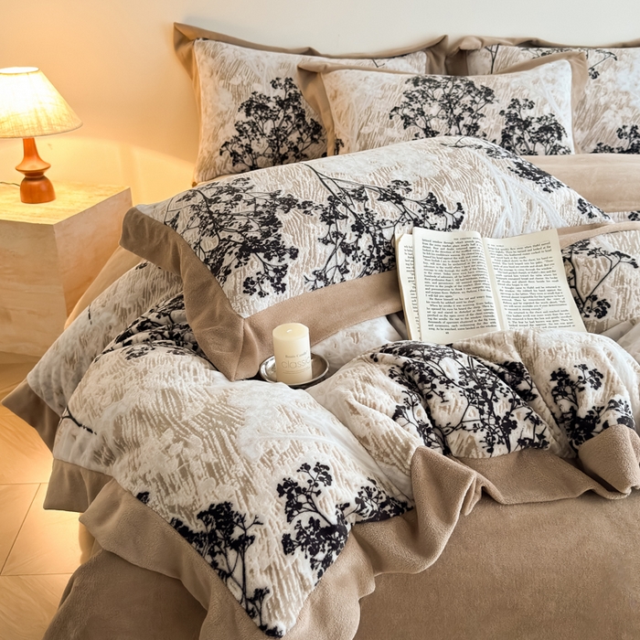 91家纺网 家纺一手货源 找家纺 九花鹿 2025新款宽边雕花绒牛奶绒四件套 宽边雕花-秘境