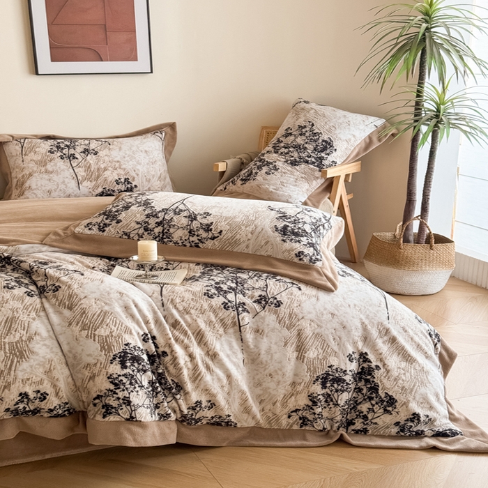 91家纺网 家纺一手货源 找家纺 九花鹿 2025新款宽边雕花绒牛奶绒四件套 宽边雕花-秘境