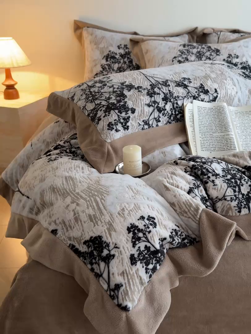 91家纺网 家纺一手货源 找家纺 九花鹿 2025新款宽边雕花绒牛奶绒四件套 宽边雕花-秘境