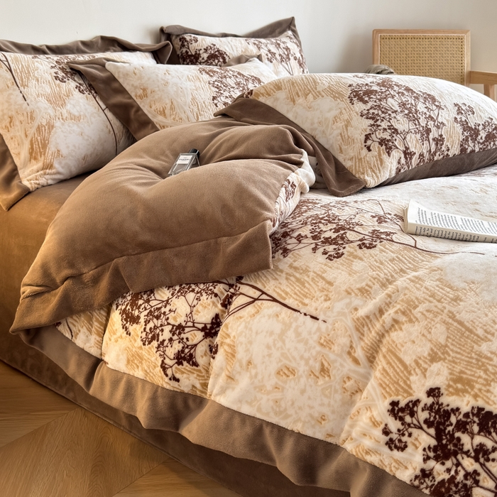 91家纺网 家纺一手货源 找家纺 九花鹿 2025新款宽边雕花绒牛奶绒四件套 宽边雕花-秘境(奶咖）