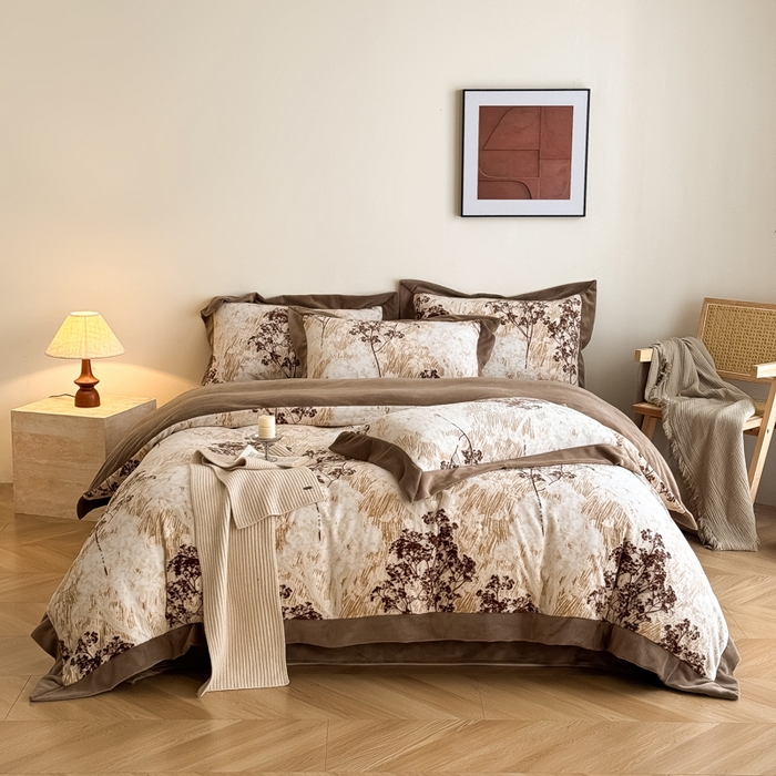 91家纺网 家纺一手货源 找家纺 九花鹿 2025新款宽边雕花绒牛奶绒四件套 宽边雕花-秘境(奶咖）