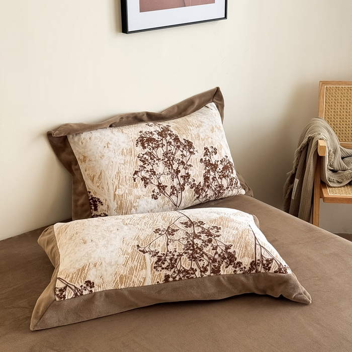 91家纺网 家纺一手货源 找家纺 九花鹿 2025新款宽边雕花绒牛奶绒四件套 宽边雕花-秘境(奶咖）