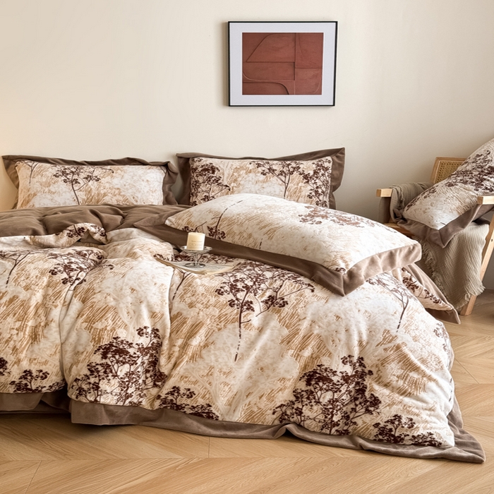 91家纺网 家纺一手货源 找家纺 九花鹿 2025新款宽边雕花绒牛奶绒四件套 宽边雕花-秘境(奶咖）