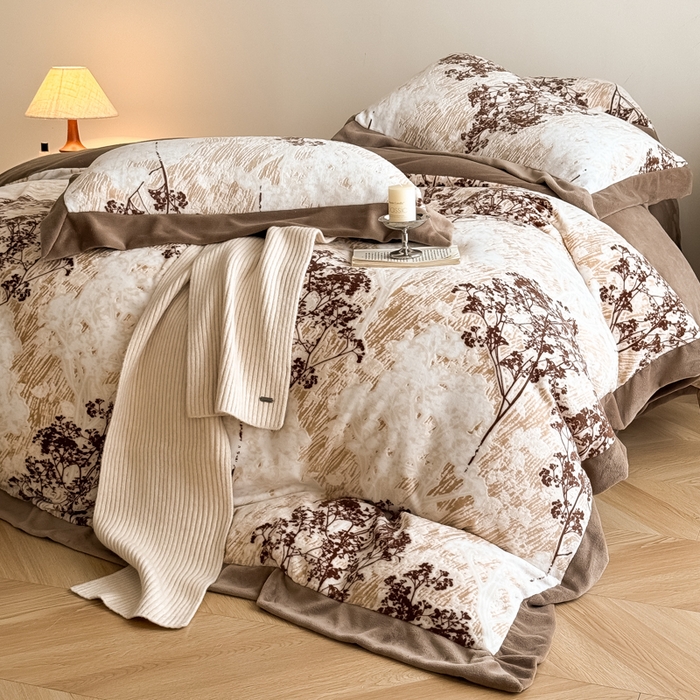 91家纺网 家纺一手货源 找家纺 九花鹿 2025新款宽边雕花绒牛奶绒四件套 宽边雕花-秘境(奶咖）