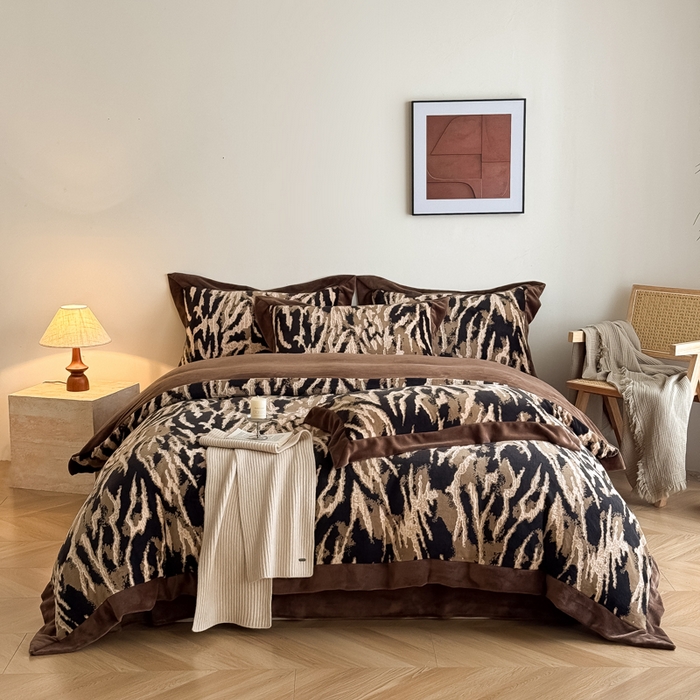 91家纺网 家纺一手货源 找家纺 九花鹿 2025新款宽边雕花绒牛奶绒四件套 宽边雕花-情调(奶茶棕）