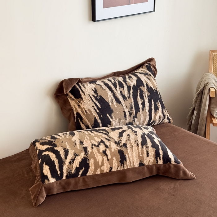 91家纺网 家纺一手货源 找家纺 九花鹿 2025新款宽边雕花绒牛奶绒四件套 宽边雕花-情调(奶茶棕）