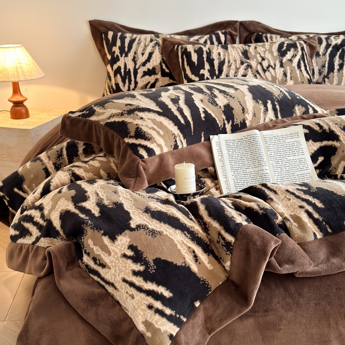 91家纺网 家纺一手货源 找家纺 九花鹿 2025新款宽边雕花绒牛奶绒四件套 宽边雕花-情调(奶茶棕）