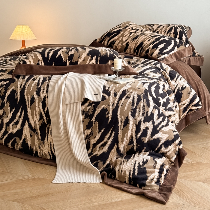 91家纺网 家纺一手货源 找家纺 九花鹿 2025新款宽边雕花绒牛奶绒四件套 宽边雕花-情调(奶茶棕）