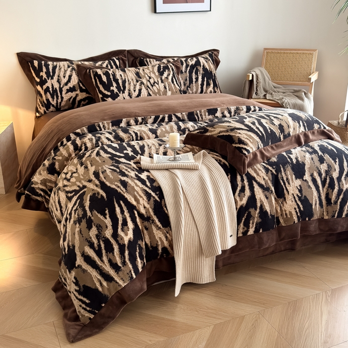 91家纺网 家纺一手货源 找家纺 九花鹿 2025新款宽边雕花绒牛奶绒四件套 宽边雕花-情调(奶茶棕）