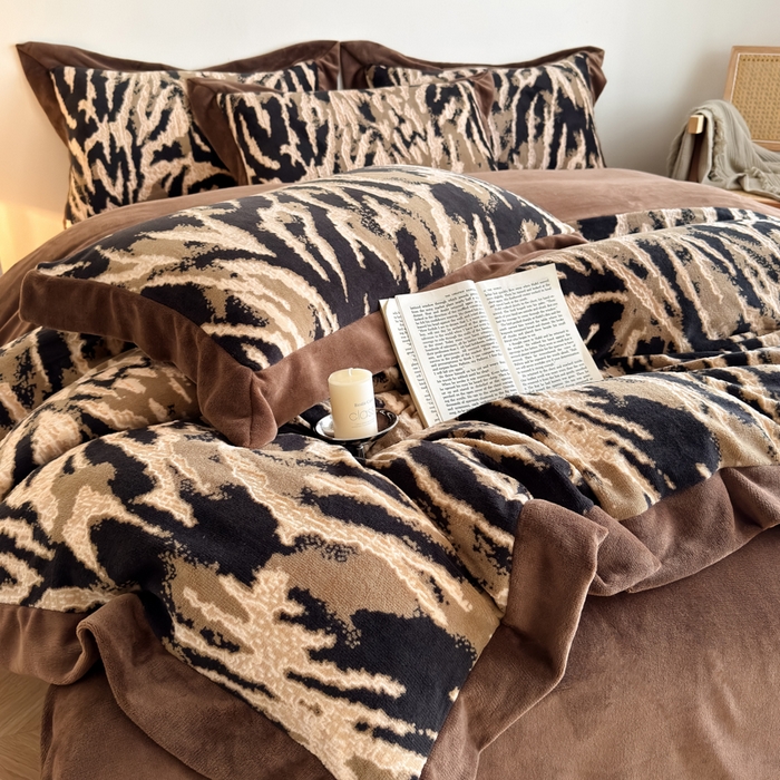 91家纺网 家纺一手货源 找家纺 九花鹿 2025新款宽边雕花绒牛奶绒四件套 宽边雕花-情调(奶茶棕）