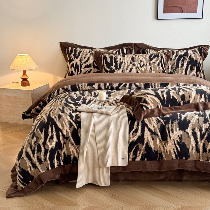 91家纺网 家纺一手货源 找家纺 九花鹿 2025新款宽边雕花绒牛奶绒四件套 宽边雕花-情调(奶茶棕）