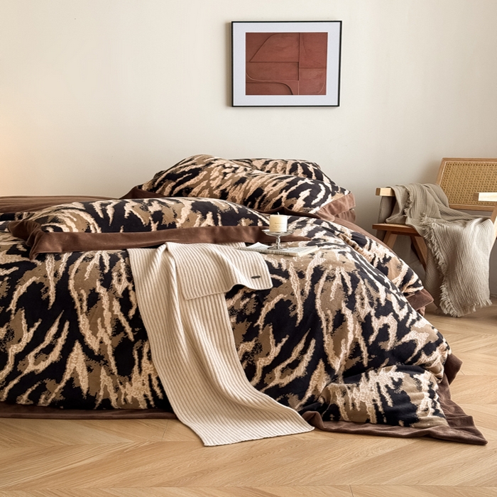 91家纺网 家纺一手货源 找家纺 九花鹿 2025新款宽边雕花绒牛奶绒四件套 宽边雕花-情调(奶茶棕）