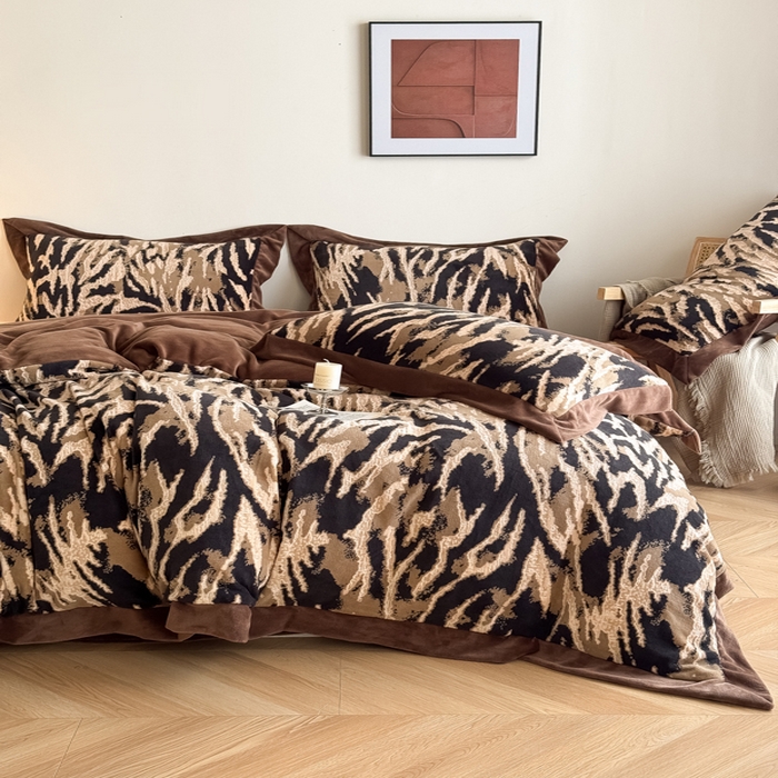 91家纺网 家纺一手货源 找家纺 九花鹿 2025新款宽边雕花绒牛奶绒四件套 宽边雕花-情调(奶茶棕）