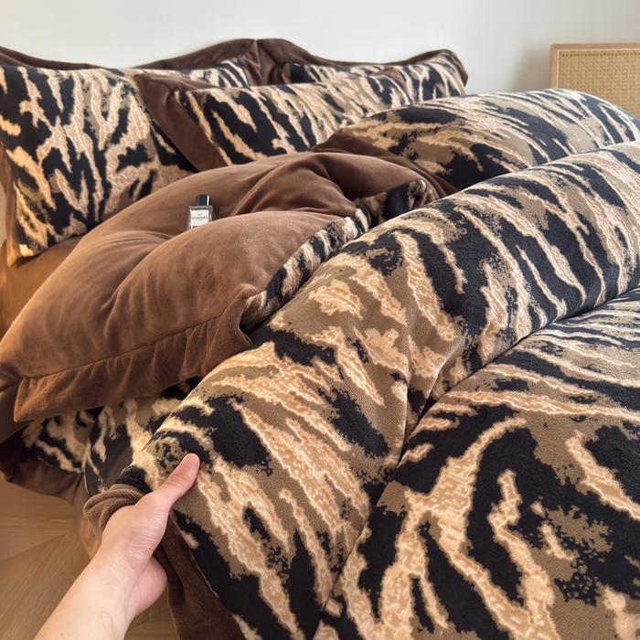 91家纺网 家纺一手货源 找家纺 九花鹿 2025新款宽边雕花绒牛奶绒四件套 宽边雕花-情调(奶茶棕）