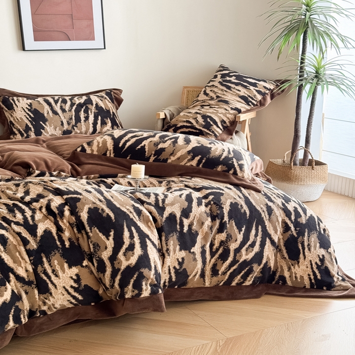 91家纺网 家纺一手货源 找家纺 九花鹿 2025新款宽边雕花绒牛奶绒四件套 宽边雕花-情调(奶茶棕）