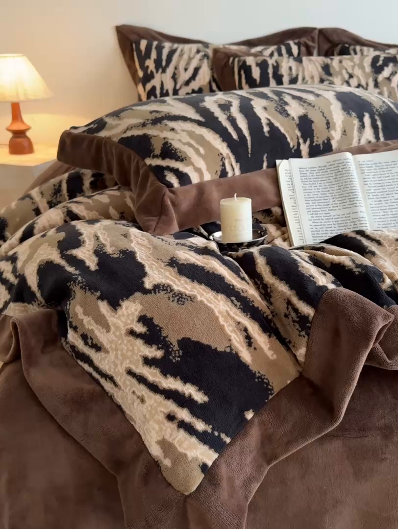 91家纺网 家纺一手货源 找家纺 九花鹿 2025新款宽边雕花绒牛奶绒四件套 宽边雕花-情调(奶茶棕）