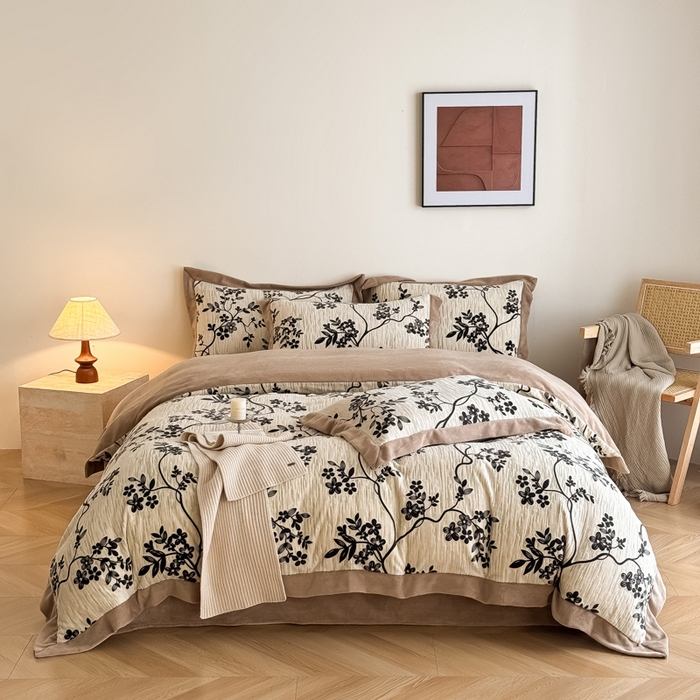 91家纺网 家纺一手货源 找家纺 九花鹿 2025新款宽边雕花绒牛奶绒四件套 宽边雕花-悠然花朵