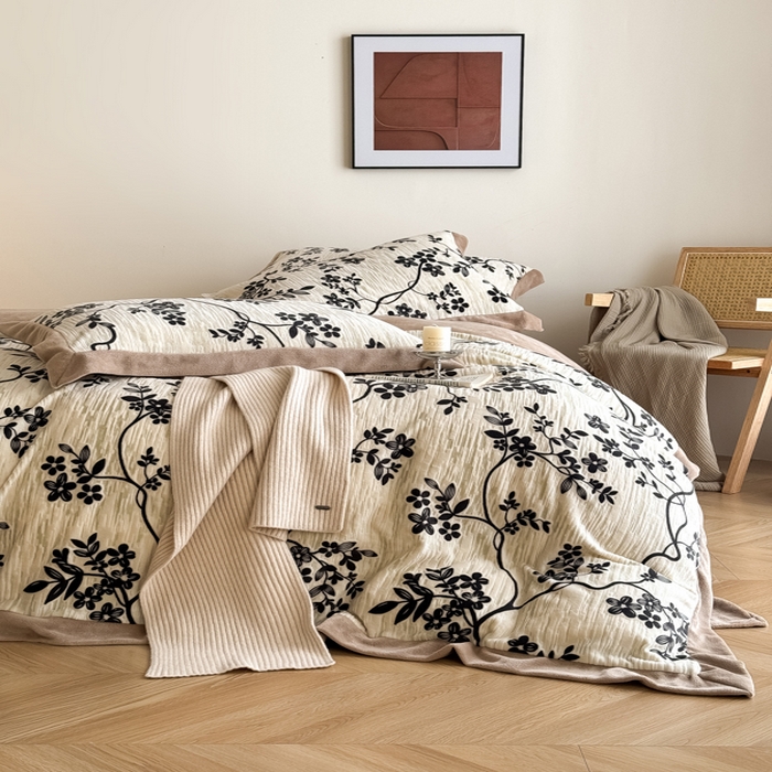 91家纺网 家纺一手货源 找家纺 九花鹿 2025新款宽边雕花绒牛奶绒四件套 宽边雕花-悠然花朵